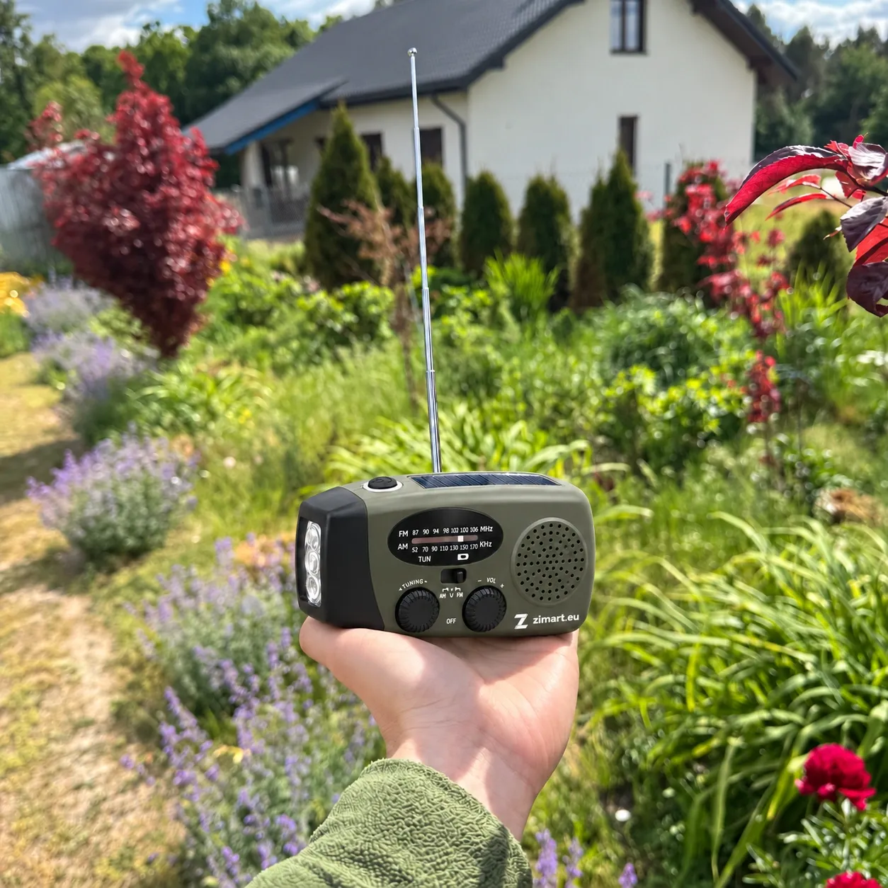 Das Radio in der Hand im Garten, Größe im Vergleich zur Hand