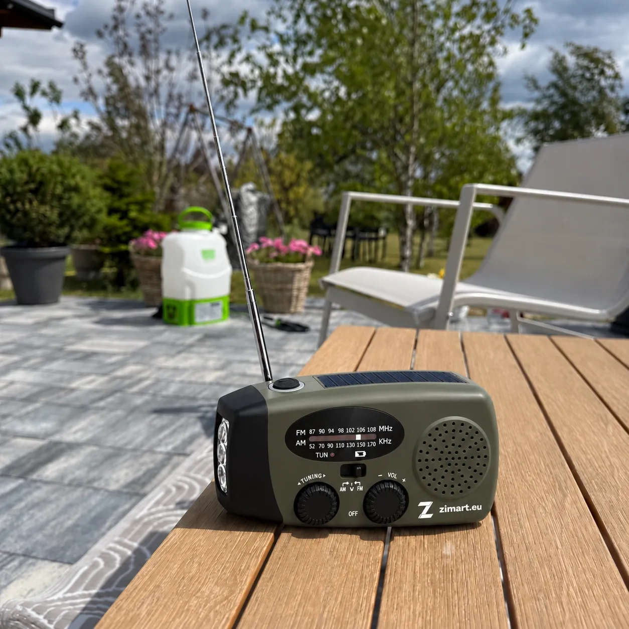Das Radio auf einem Holztisch auf der Terrasse
